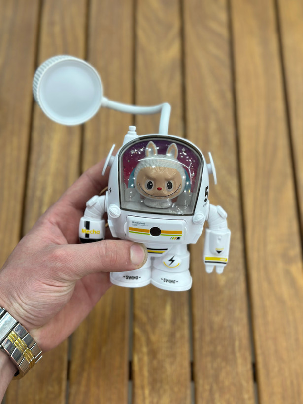 چراغ مطالعه فضانوردی فانتزی مدل Astronaut Lamp | دارای جاقلمی و تراش | دو رنگ سفید و طوسی