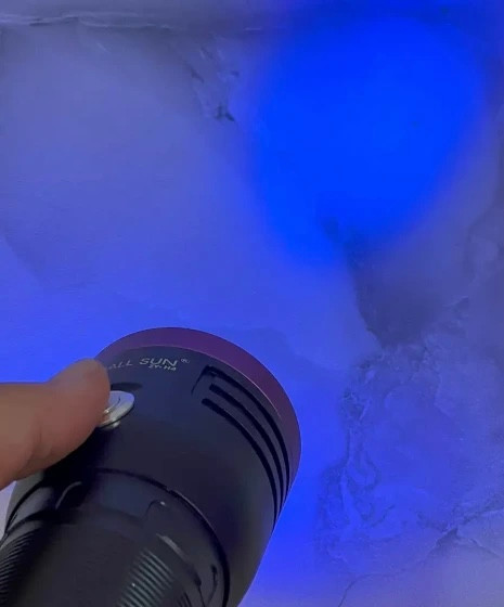 چراغ قوه یووی 6 لامپ اسمال سان مدل H4 | ZY-H4-6UV با نور 365 نانومتر و باتری شارژی